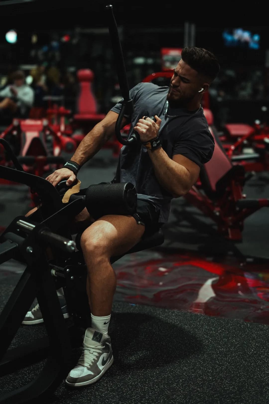 Jared Wagner mid-set on the row machine